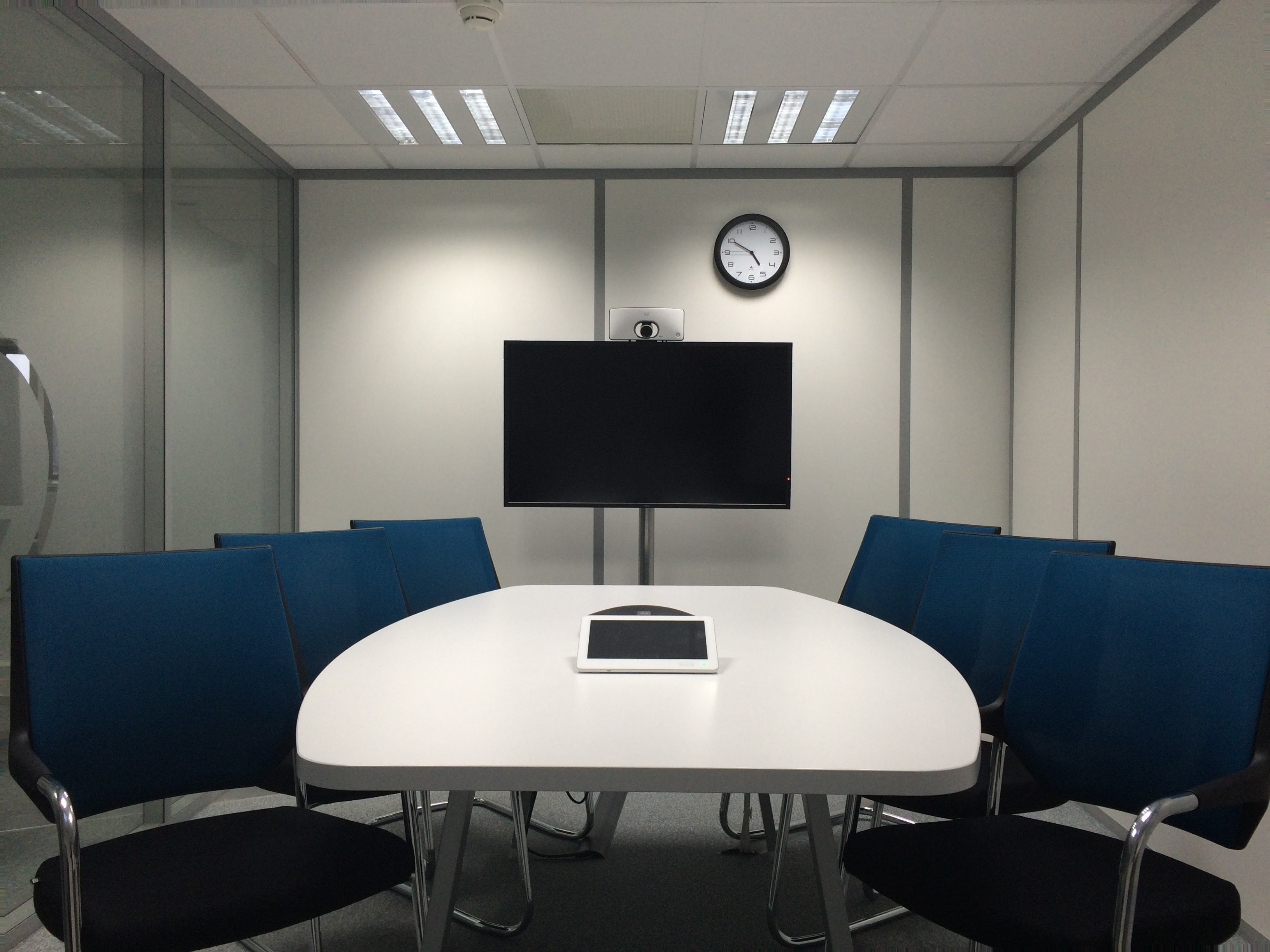 Huddle room video conferencing system with a wall-mounted display in a Puerto Rico office