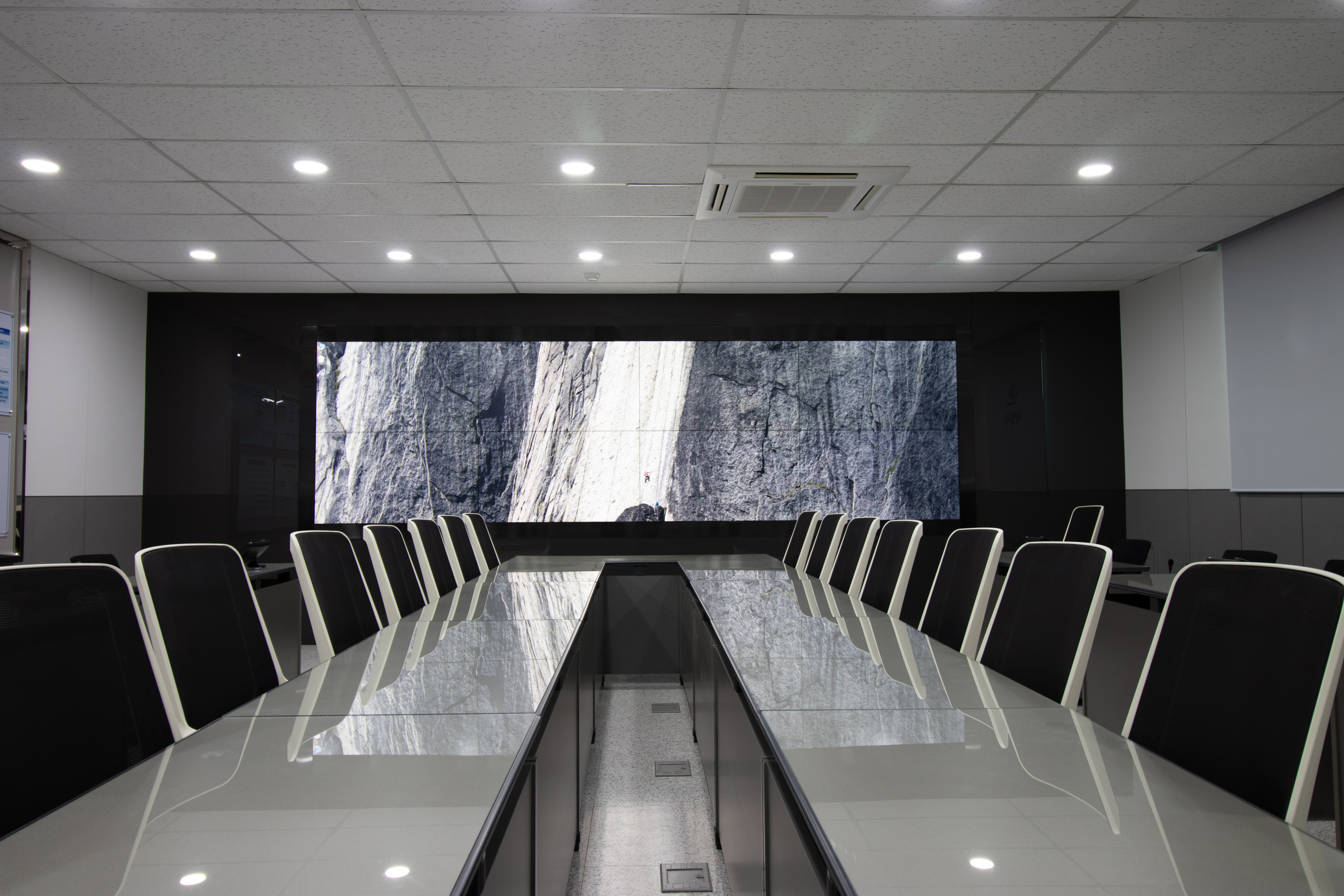 Boardroom with a large-format video wall installed by Audiovisionaries in Puerto Rico